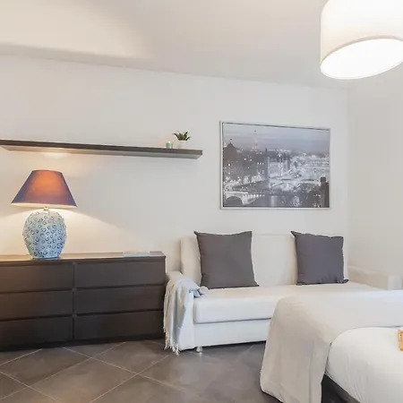 Chiara's By Rent Apartment